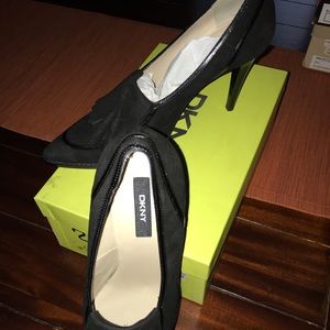NWT DKNY Closed Toe heels w/tassels